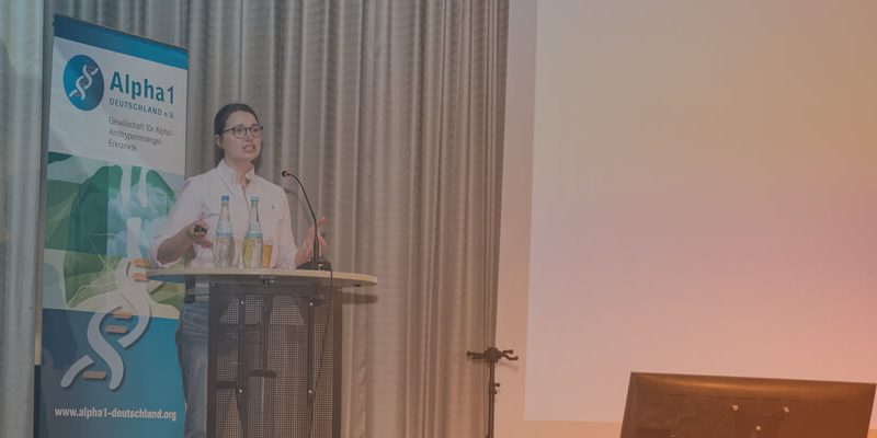 Dr. Tessa Schneeberger bei ihrem Vortrag auf dem Alpha1-Infotag zum Thema Alpha-1-Antitrypsin-Mangel.