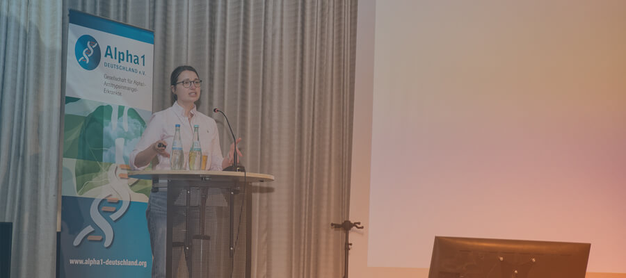 Dr. Tessa Schneeberger bei ihrem Vortrag auf dem Alpha1-Infotag zum Thema Alpha-1-Antitrypsin-Mangel.