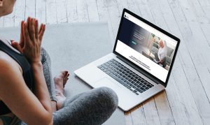 Frau schaut am Laptop ein Trainingsvideo der Pneumo Factory für Menschen mit Lungenerkrankungen.